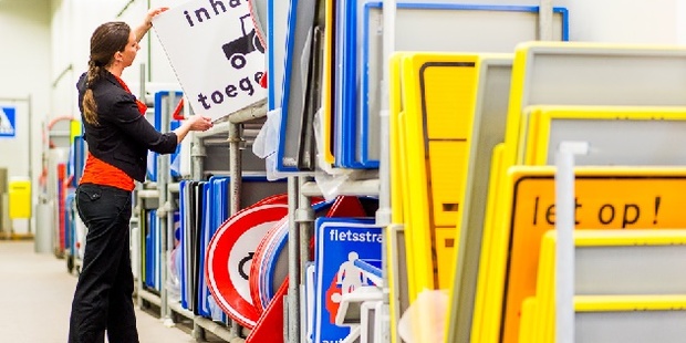Verkeersborden in opslag bij de gemeente Purmerend